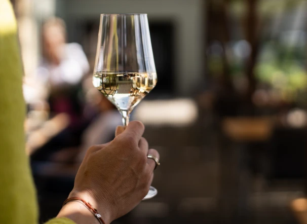 Weißwein in einem Weinglas