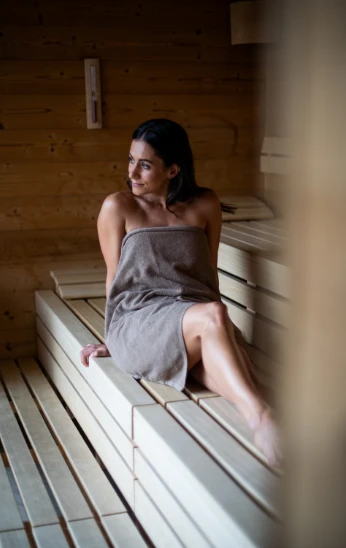 Frau in der Sauna